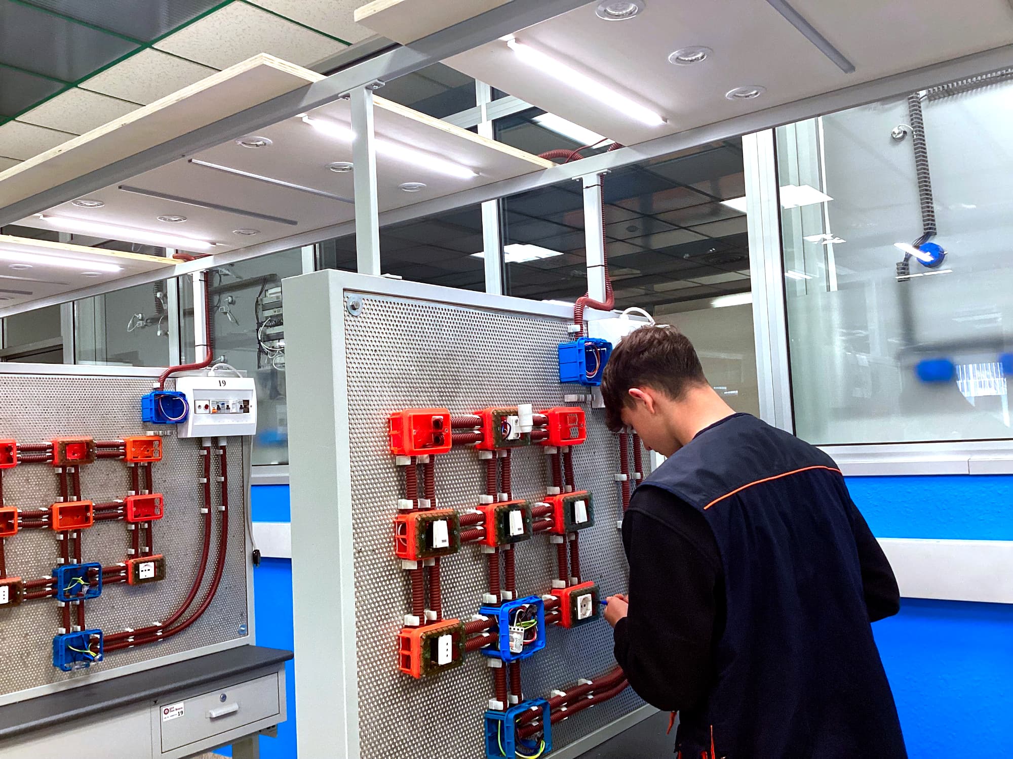 Ristrutturazione innovativa di un laboratorio scolastico: un progetto di illuminazione su misura